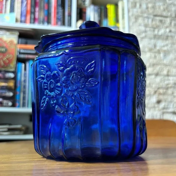Vintage cobalt glass Mayfair / Open Rose cookie jar with lid, reproduction - Picture 3 of 10